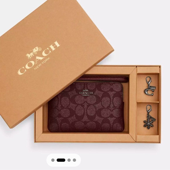 Coach BOXED CORNER ZIP WRISTLET IN SIGNATURE CANVAS WITH CHARMS - Picture 2 of 2